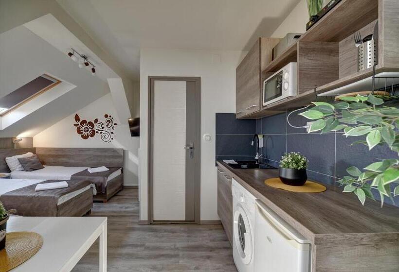 استودیوی استاندارد, Familia Panzió & Apartmanház Győr