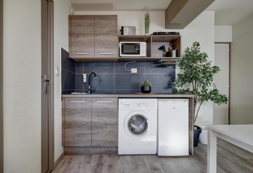 استودیوی استاندارد, Familia Panzió & Apartmanház Győr