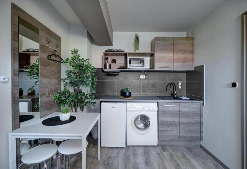 استودیوی استاندارد, Familia Panzió & Apartmanház Győr