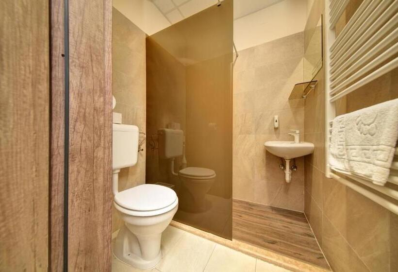 اتاق استاندارد سه نفره, Familia Panzió & Apartmanház Győr