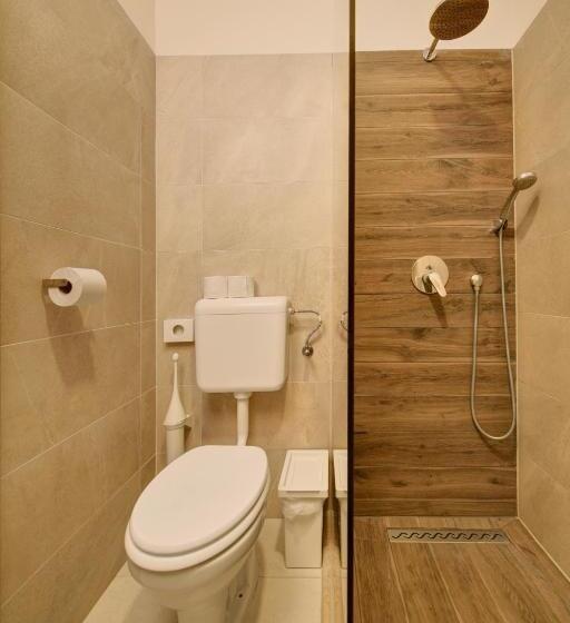 اتاق استاندارد سه نفره, Familia Panzió & Apartmanház Győr