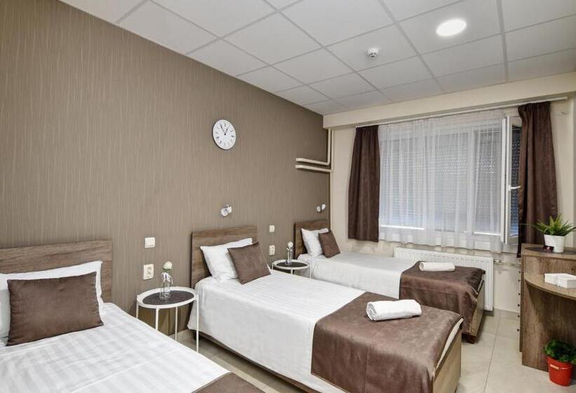 اتاق استاندارد سه نفره, Familia Panzió & Apartmanház Győr