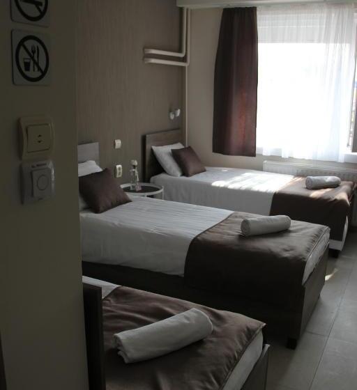 اتاق استاندارد سه نفره, Familia Panzió & Apartmanház Győr