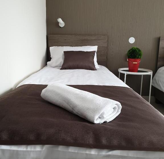 اتاق لوکس یک تخته, Familia Panzió & Apartmanház Győr
