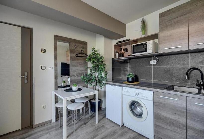 استودیوی استاندارد, Familia Panzió & Apartmanház Győr
