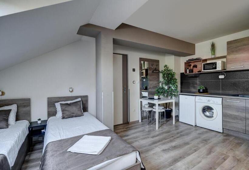 استودیوی استاندارد, Familia Panzió & Apartmanház Győr