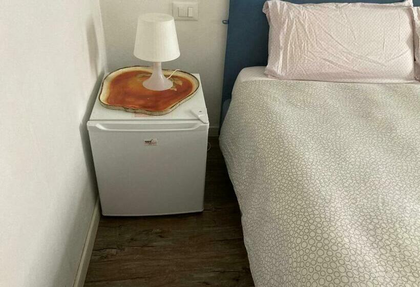 اتاق لوکس با تخت بزرگ, Room Saronno + B&b