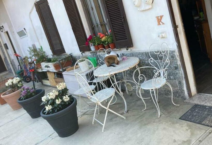اتاق لوکس با تخت بزرگ, Room Saronno + B&b