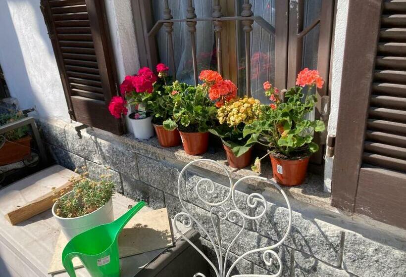 اتاق لوکس با تخت بزرگ, Room Saronno + B&b