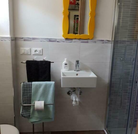 اتاق لوکس با تخت بزرگ, Room Saronno + B&b