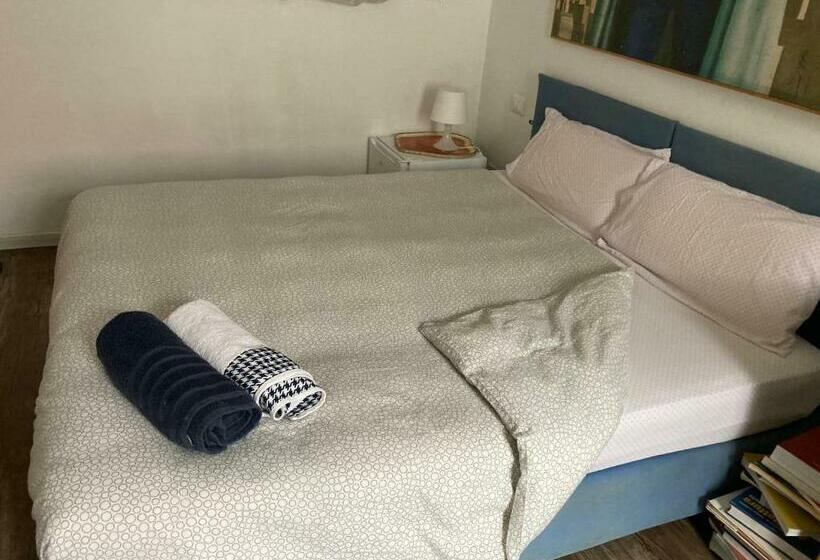 اتاق لوکس با تخت بزرگ, Room Saronno + B&b
