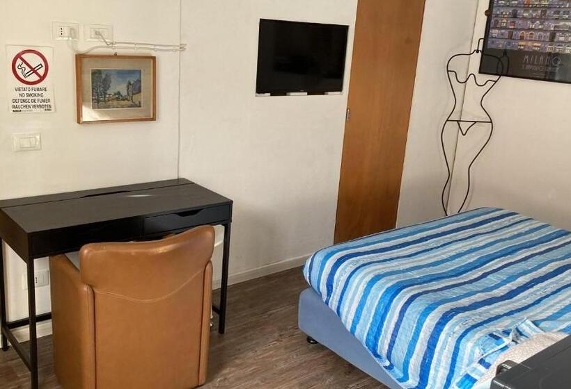 اتاق لوکس با تخت بزرگ, Room Saronno + B&b