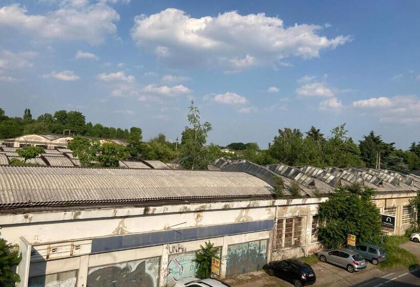 اتاق لوکس, Room Saronno + B&b