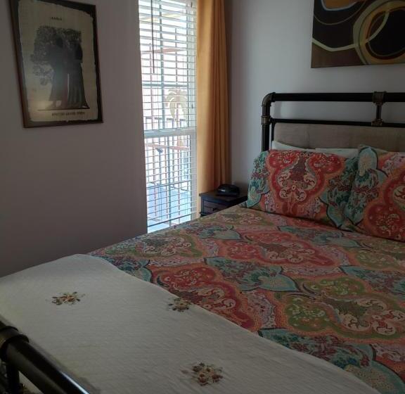 آپارتمان 1 خوابه با چشم‌انداز استخر, The Victorian Condo/