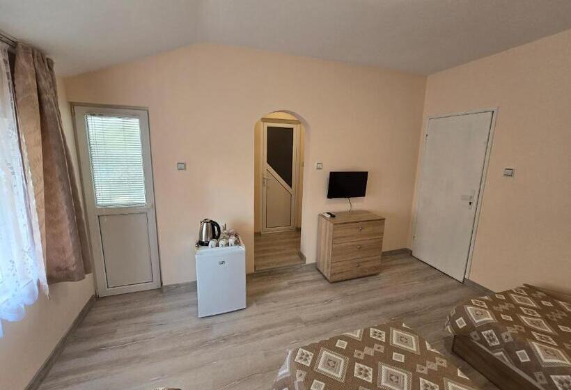 Трехместный Номер Стандарт с Балконом, Fema Guest House