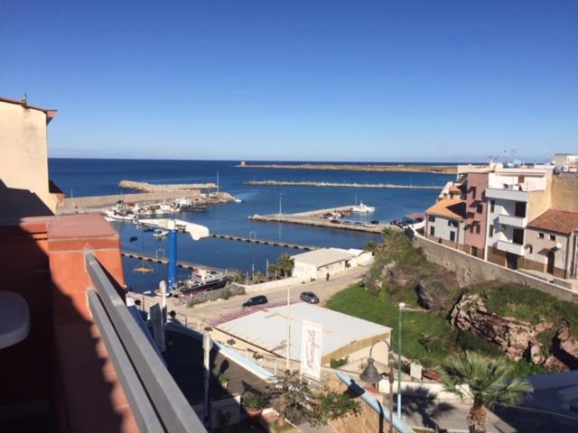 اتاق لوکس با چشم‌انداز دریا, By The Sea
