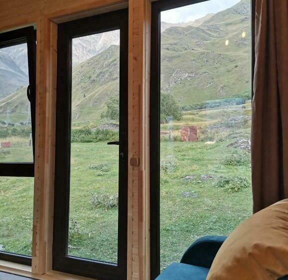 اتاق خانوادگی با چشم‌انداز کوه, Kazbegi Twins