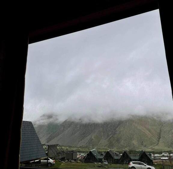 اتاق خانوادگی با چشم‌انداز کوه, Kazbegi Twins