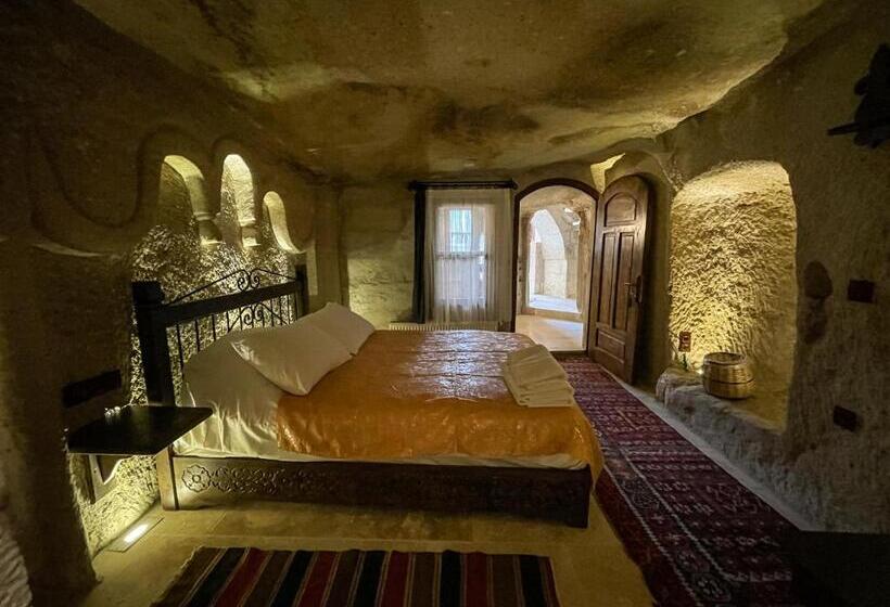 اتاق اکونومی, Takunya Cave
