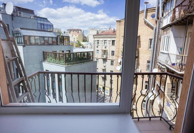 اتاق استاندارد با بالکن, Khreshchatyk   Independence Square Apartments