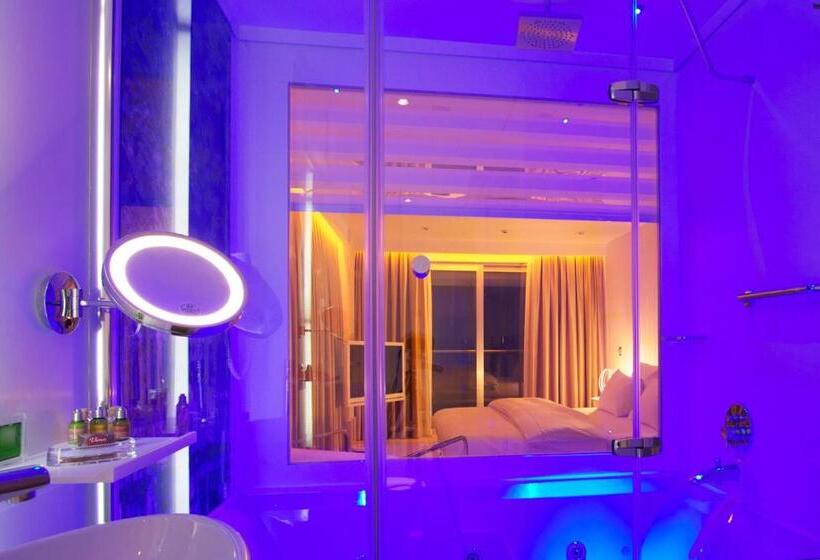 اتاق لوکس با چشم‌انداز دریا, Venn Boutique