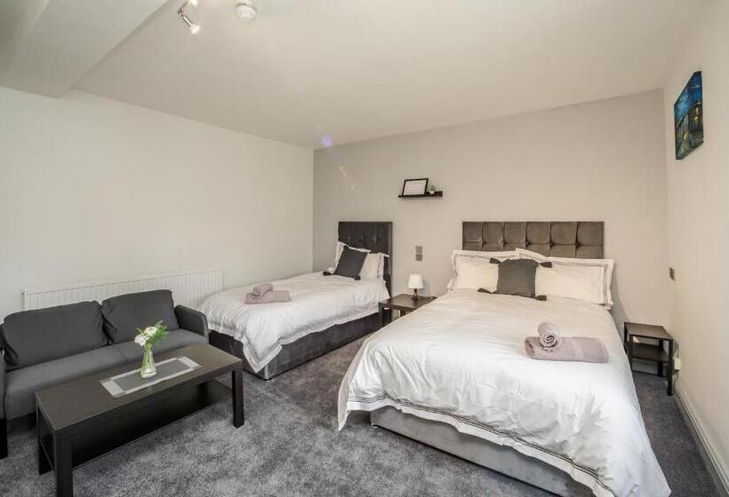 Deluxe Trippelrum, Huddersfield Central Lodge