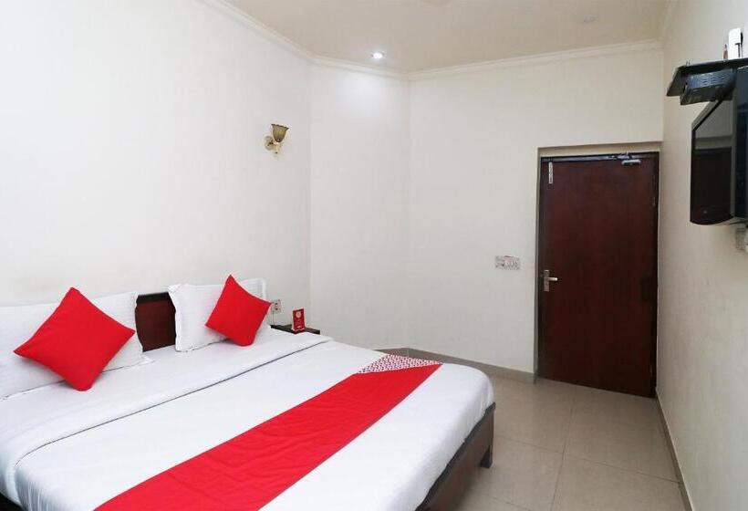 اتاق لوکس سه تخته, Gayatri Palace By Oyo Rooms