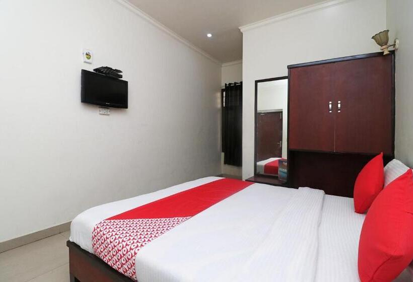 اتاق لوکس سه تخته, Gayatri Palace By Oyo Rooms