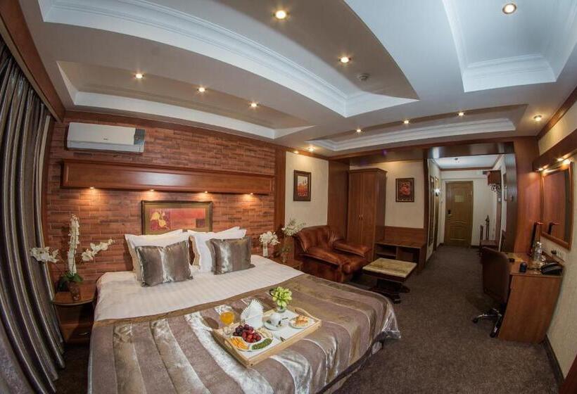 سوییت جونیور, Uyut Almaty
