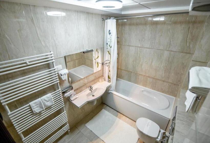 Трехместный Номер Стандарт с Балконом, Golden House