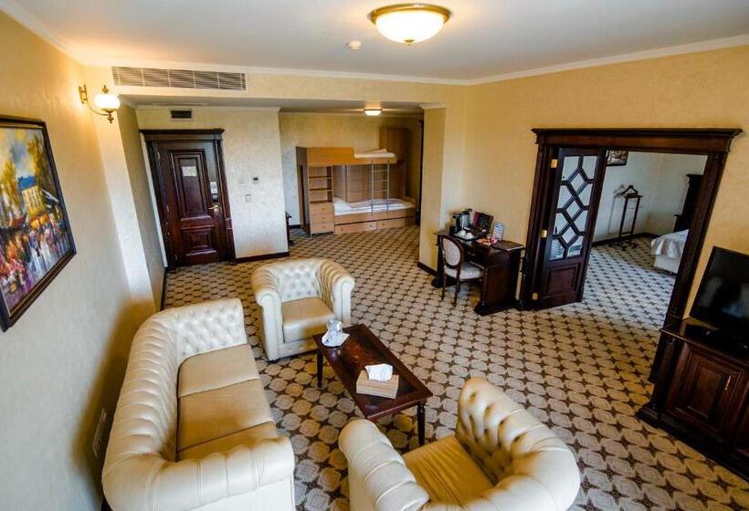 Family Suite, Golden House