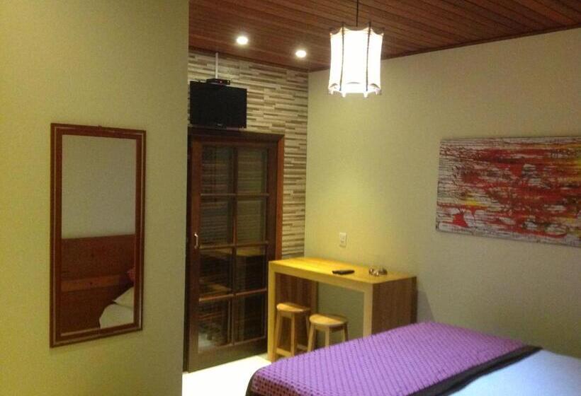 带阳台的三人标准间, Pousada A Cabana