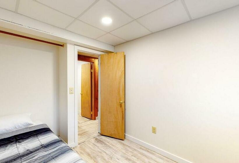 Апартаменты 2 Спальни, Modern Log Chalet   Lower Unit