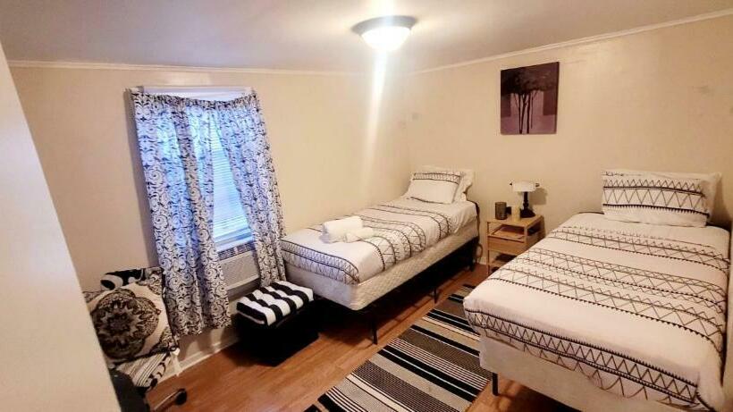 اتاق استاندارد, Room In Guest Room   Black White Rm By Yale U