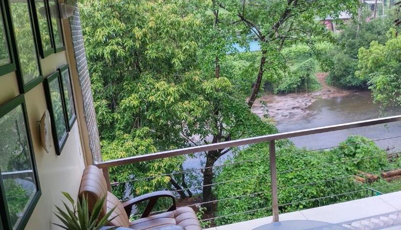 디럭스 룸 킹사이즈 침대, Athirapilly On The Rocks