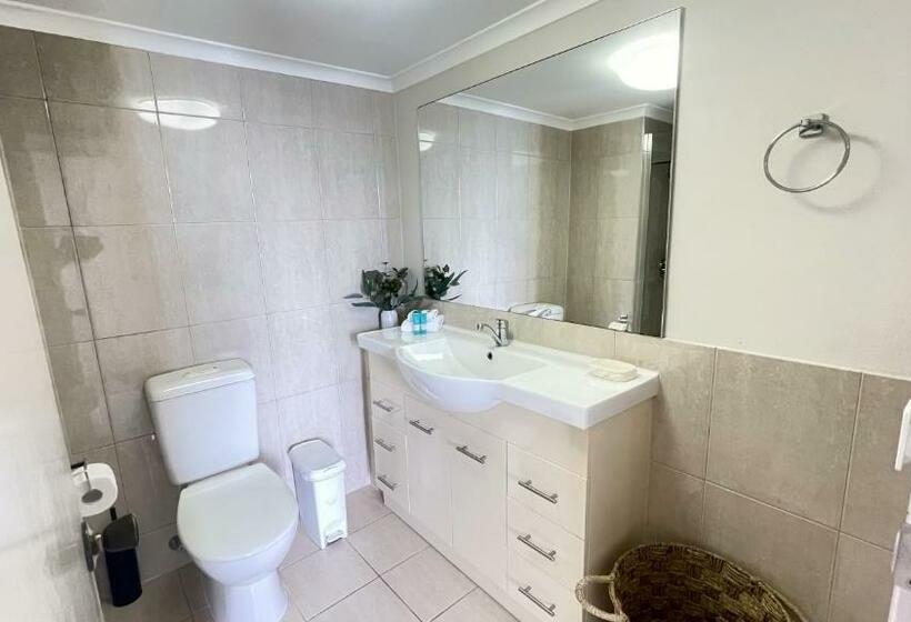 2 Bedrooms Apartment River View, Banyandah Towers