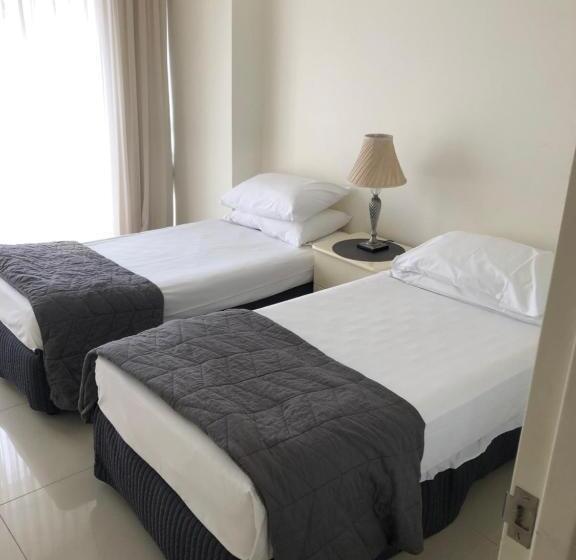 آپارتمان اقتصادی دو خوابه, Surfers Century Oceanside Apartments
