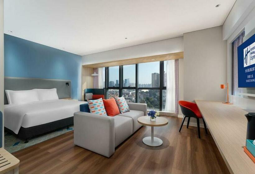 带大床的套房, Holiday Inn Express Shunde Daliang, An Ihg