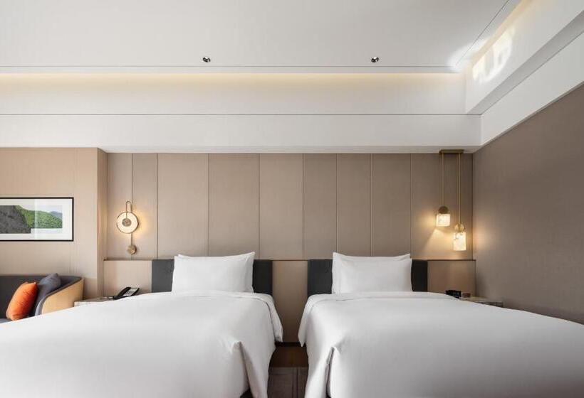 Superior room with lake view, Wyndham Grand Zhaoqing Downtown