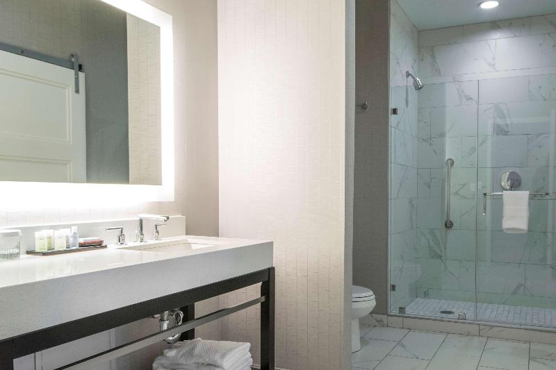 스위트 킹사이즈 침대, Embassy Suites Louisville Downtown