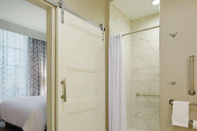 장애인을 위한 스위트, Embassy Suites Louisville Downtown