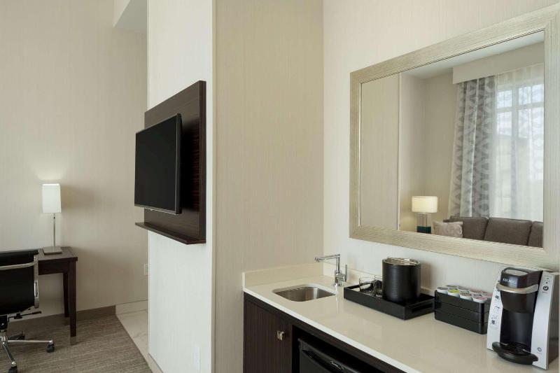 장애인을 위한 스위트, Embassy Suites Louisville Downtown