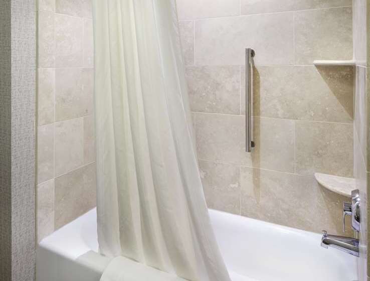 스위트, Embassy Suites Louisville Downtown