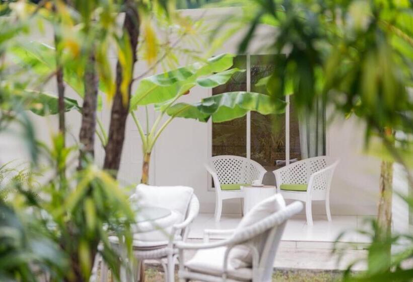 اتاق استاندارد, Equator Village Resort