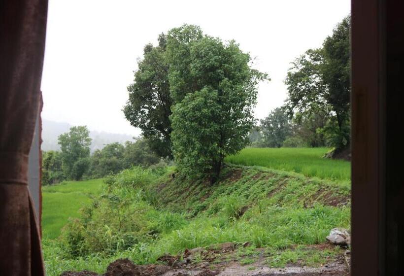 اتاق خانوادگی با چشم‌انداز کوه, Shinde S Tikona Valley Farm