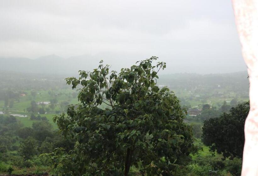 اتاق خانوادگی, Shinde S Tikona Valley Farm