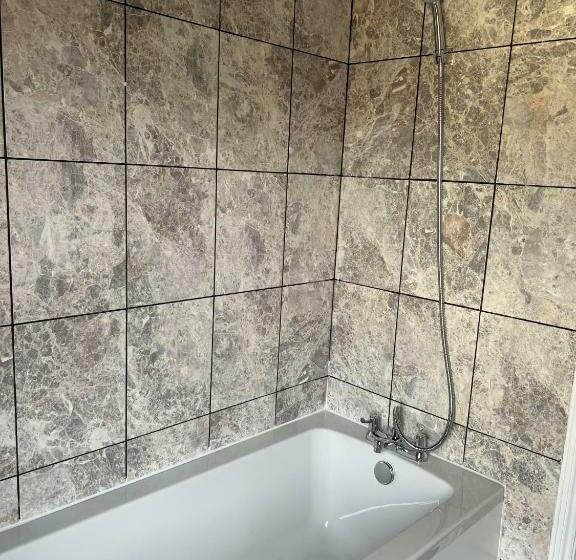Дом 1 Спальня, Cheerful 5 Bedrooms & En Suite Bathrooms Town House