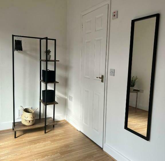 Дом 1 Спальня, Cheerful 5 Bedrooms & En Suite Bathrooms Town House