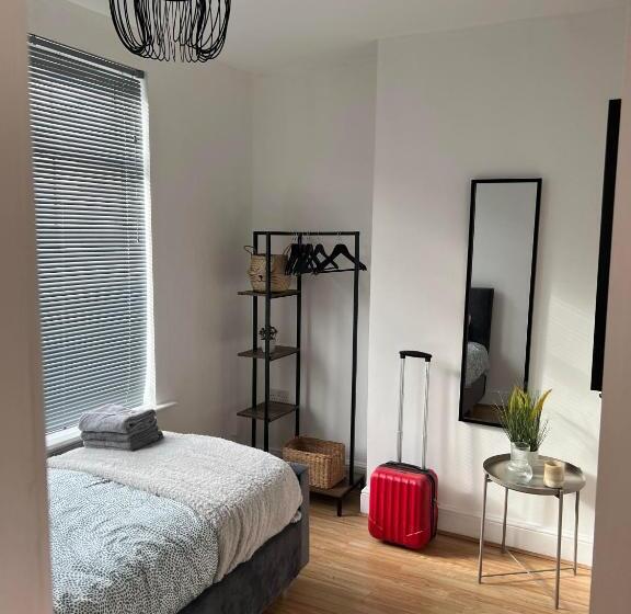 Дом 1 Спальня, Cheerful 5 Bedrooms & En Suite Bathrooms Town House