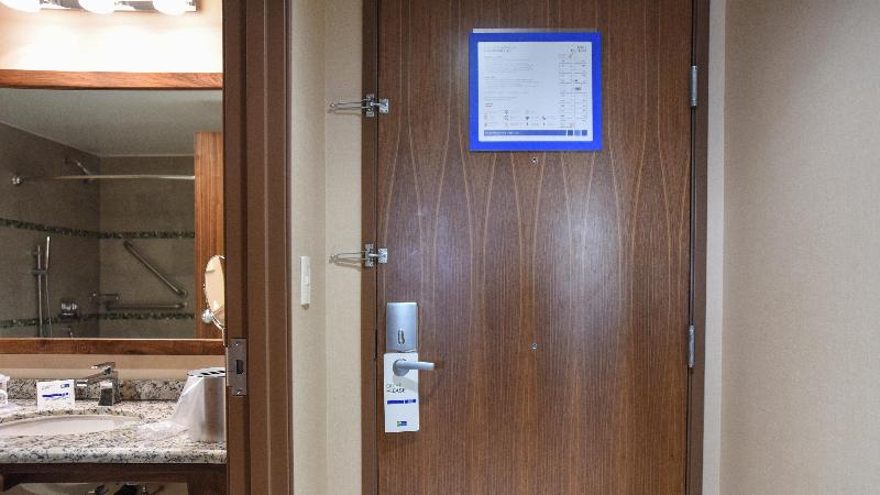 اتاق استاندارد با تخت بزرگ برای معلولان, Holiday Inn Express And Suites Celaya, An Ihg